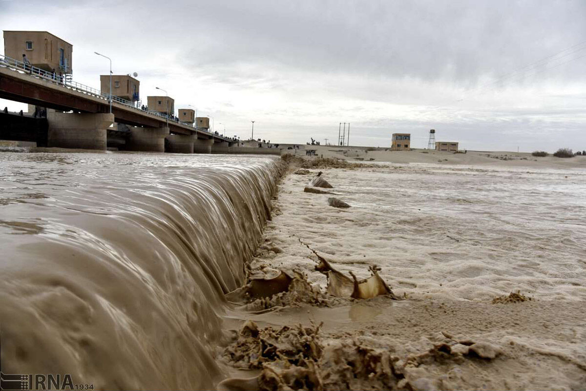 استاندار سیستان و بلوچستان از روند ورود سیلاب به سیستان بازدید کرد
