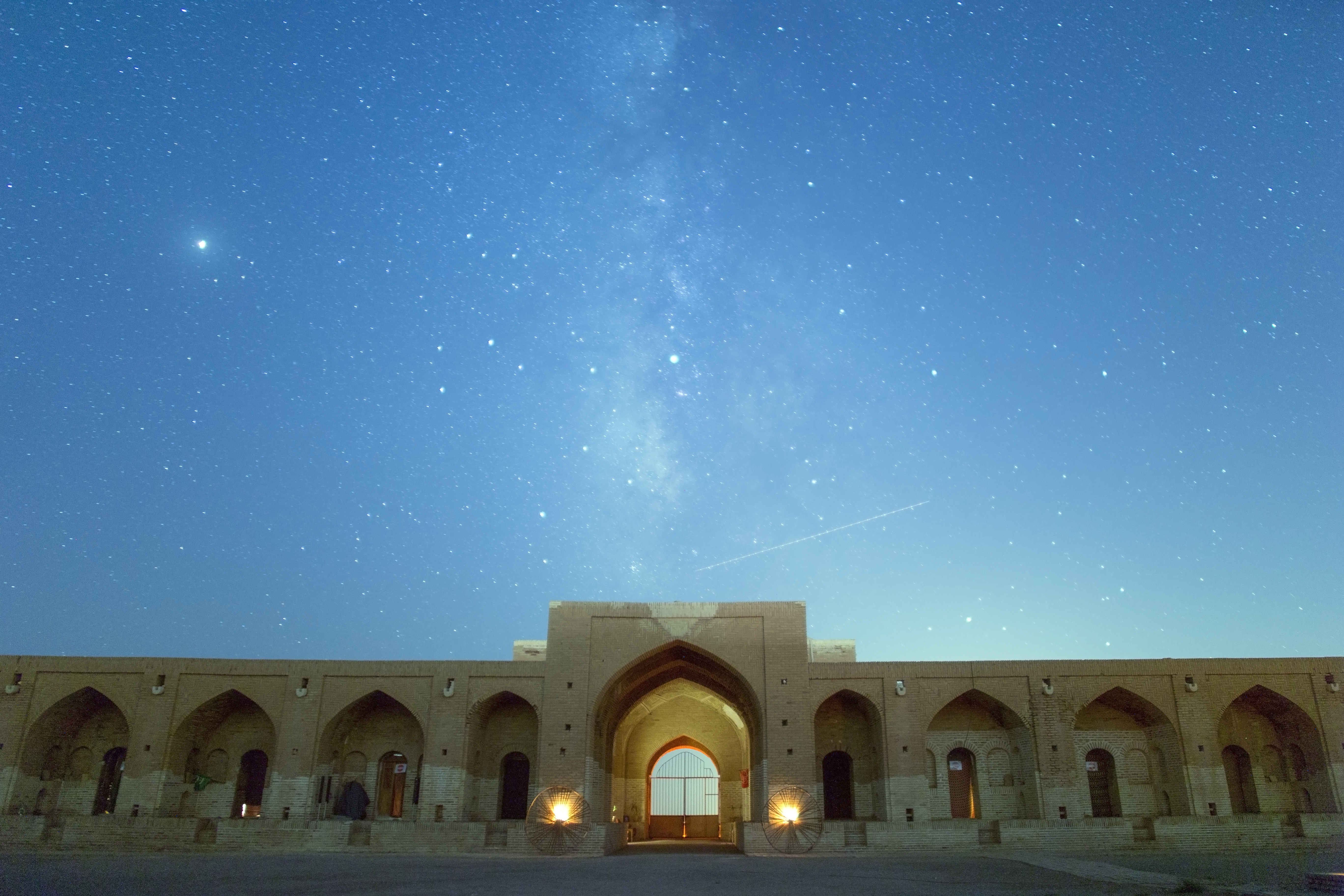کاروانسرای دیرگچین بزرگترین کاروانسرای خشتی گچی ایران - نورپردازی با فانوس - عکاسی در شب 09.jpg