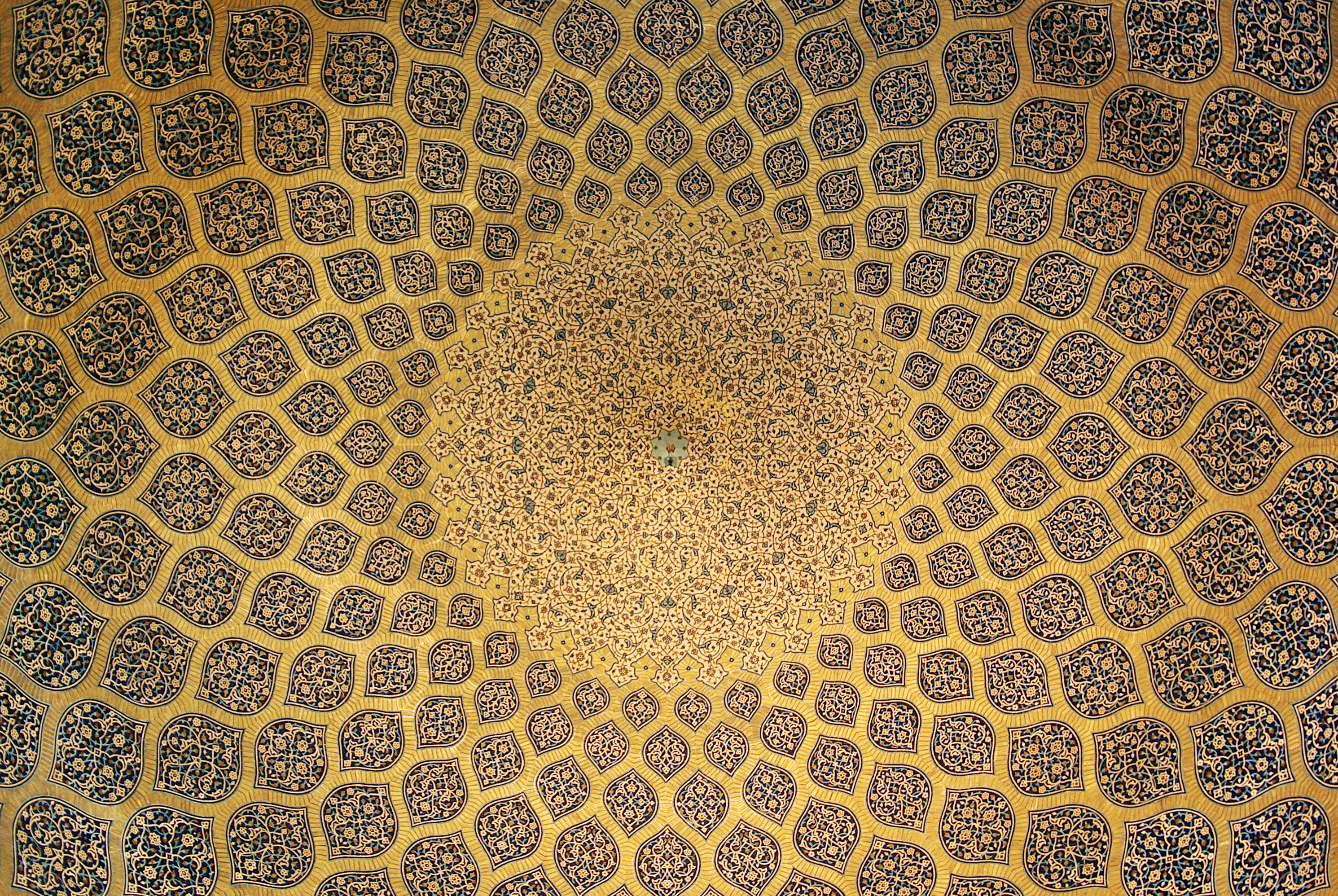 Isfahan Lotfollah mosque ceiling symmetric.jpg